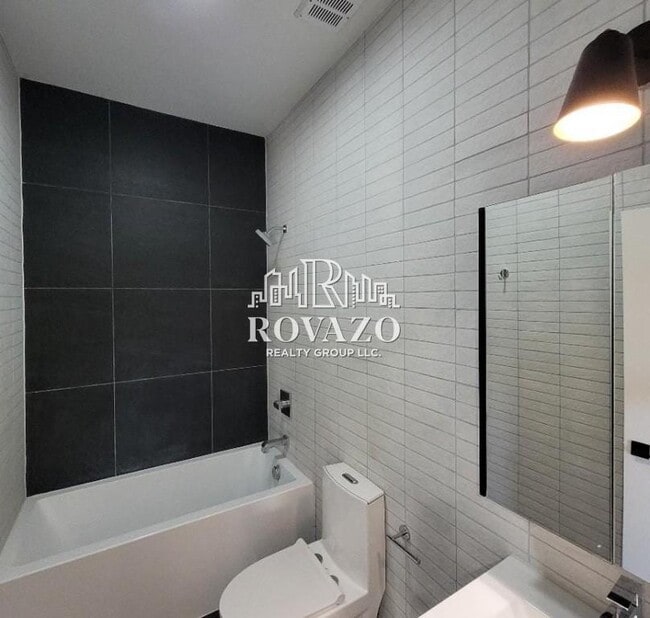 Building Photo - 502 William St