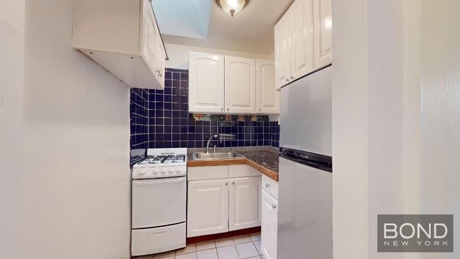 Building Photo - 303 W 106th St