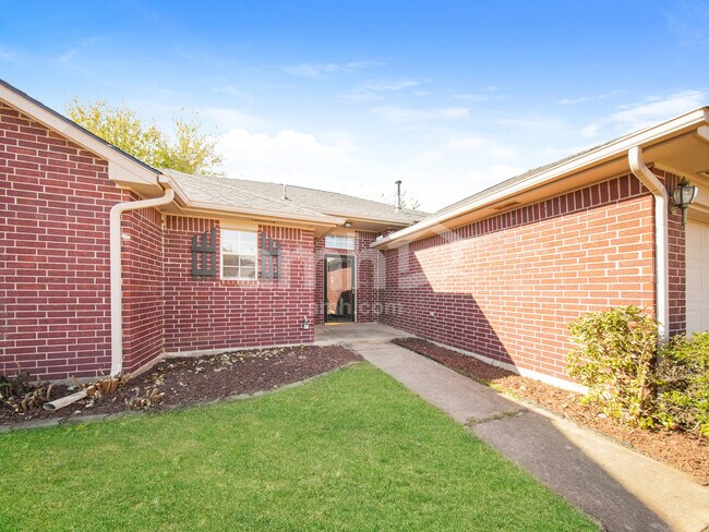 Building Photo - 17313 Valley Crst