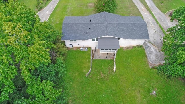 Building Photo - Beautiful 3 Bed 2 Bath Ranch home with a H...