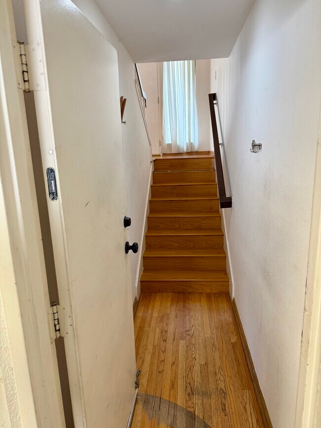 escalera desde el garaje - 6031 Lindley Ave