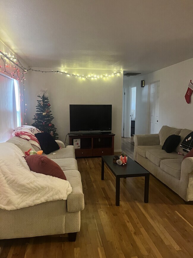 Foto del edificio - 662 Budlong St