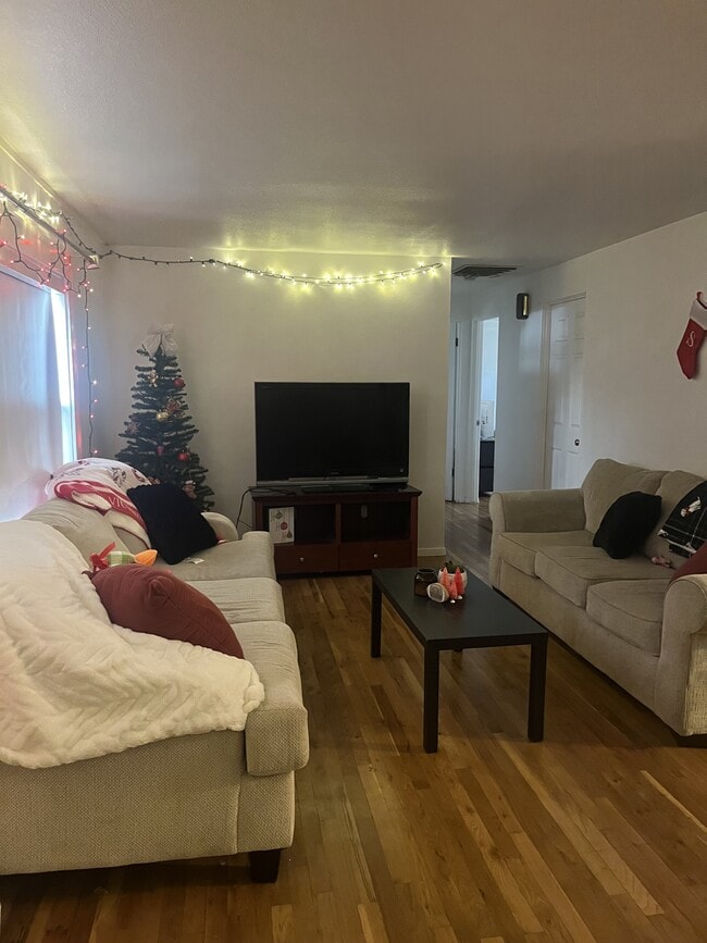 Photo - 662 Budlong St House