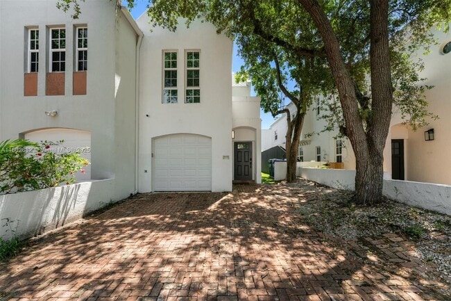 Building Photo - 3125 Paola Dr