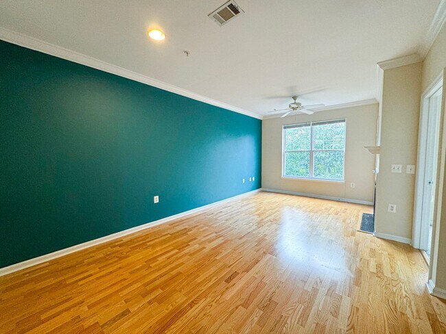 Foto del edificio - Sunny 1 Bed 1 Bath Condo In Beautiful Fairfax Ridge Condo