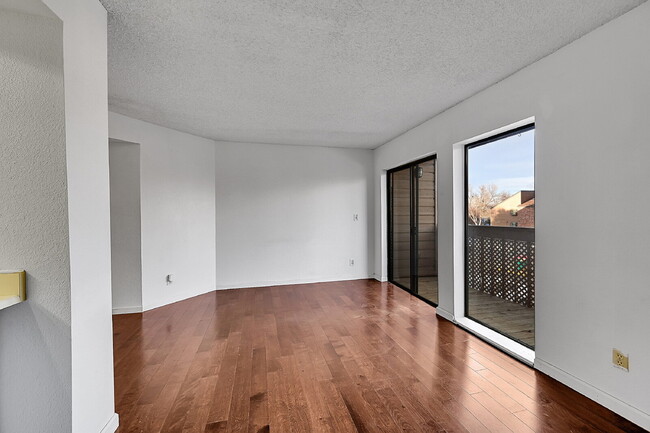 Foto del edificio - $1,495.00 - 1 Bedroom, 1 Bathroom Condo in Lakewood with Cozy Fireplace!