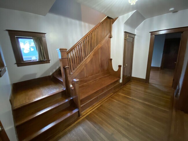 Foto del edificio - 3 Bed | 2 Bath | McKinley Park Area — $3,375/Month