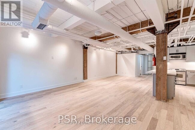 Building Photo - 955 Queen St W