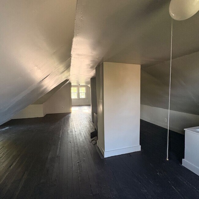 Foto del edificio - Charming 3 - Bedroom Property in Prime Location
