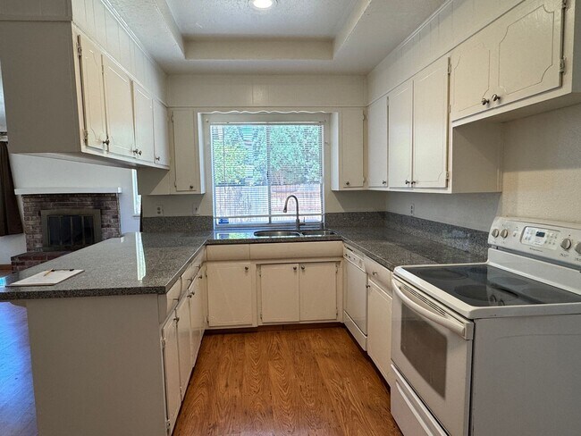 Foto del edificio - Four Bed, Two Bath Home In North Stockton
