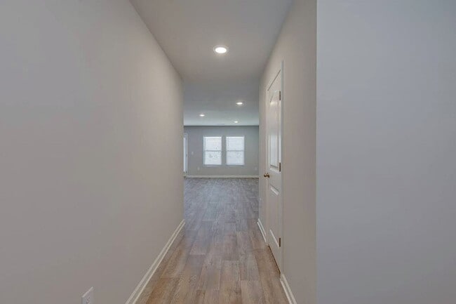 Building Photo - Free Rent Special with approved credit!  S...