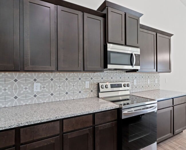 Foto del edificio - Brand New Townhome, offering $400.00 off the first months rent for units with a signed lease star...