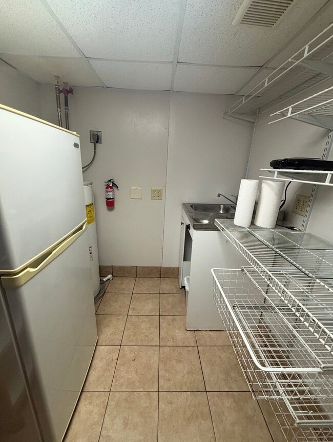 Building Photo - 928 Main St