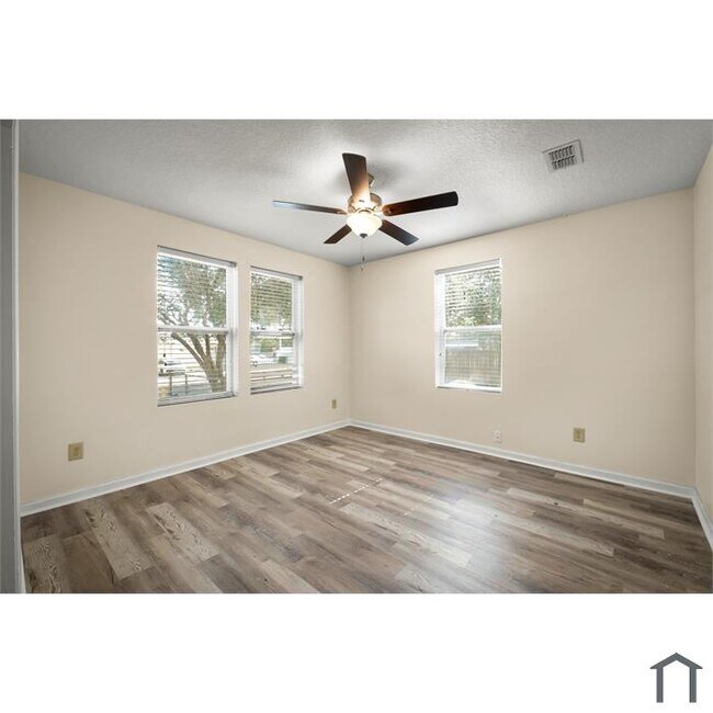 Foto del edificio - 12716 Gillespie Ave