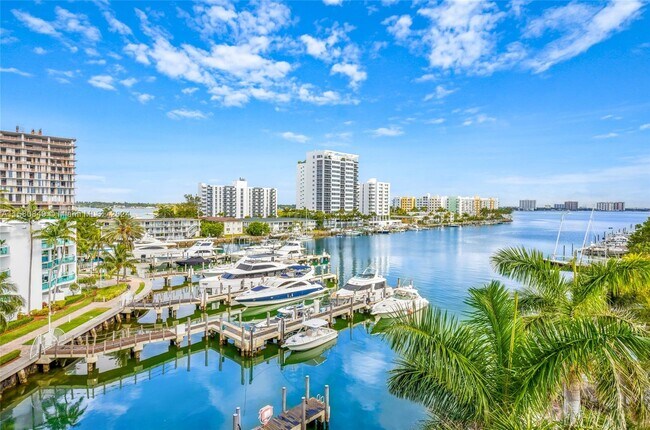 Foto del edificio - 7910 Harbor Island Dr