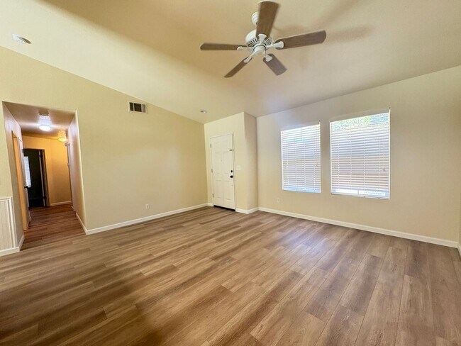 Foto del edificio - Three Bedroom, Two Bathroom, Single Story Home in Galt