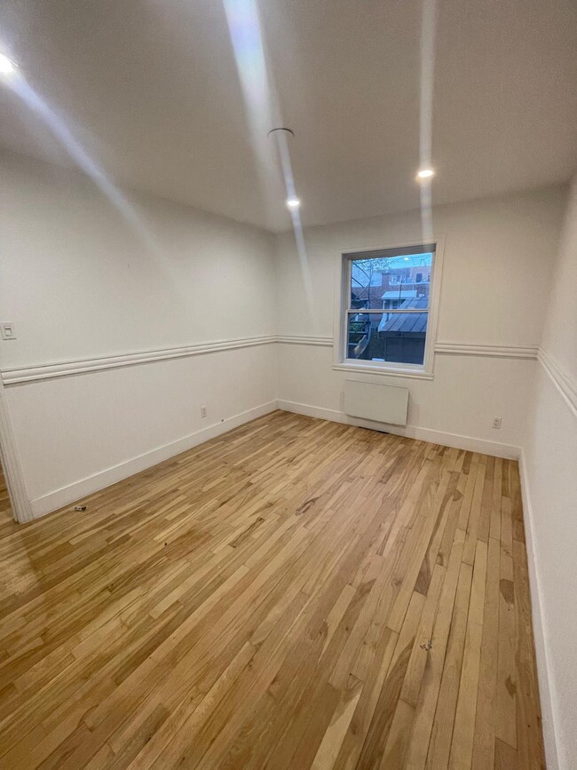Building Photo - 1050 Av Guybourg