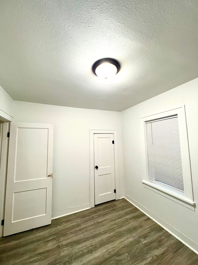 Building Photo - cute 2 Bedroom 1 Bath