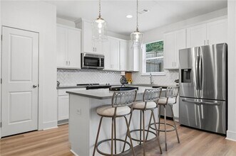 Building Photo - 5768 Calle Vis Dr