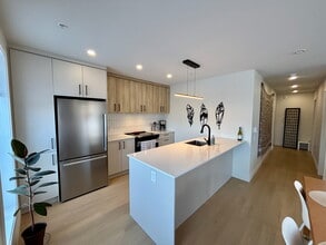 Building Photo - 860 Av De Vimy