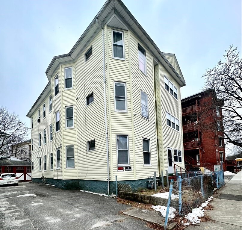 9 Pelham St Unit 1, Worcester, MA 01609 Room for Rent in Worcester