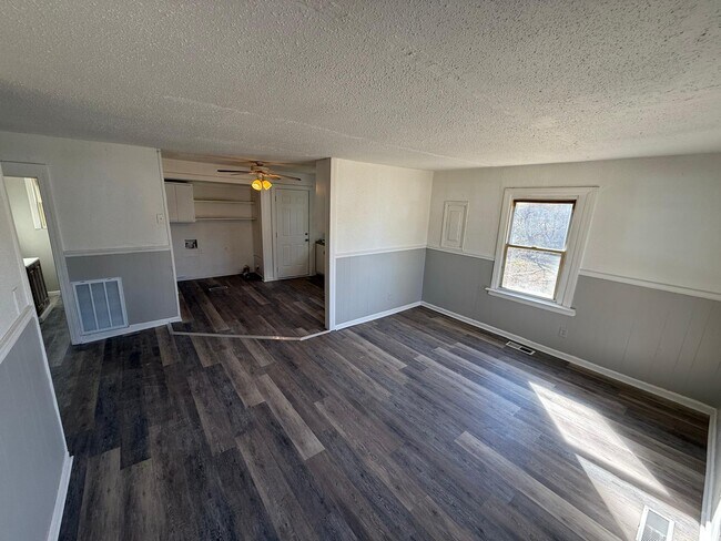 Building Photo - 2405 Fala St