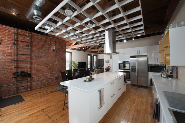 Building Photo - 2101 Beale Ave