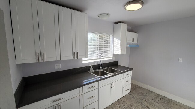Kitchen - 1701 W 38th Plz