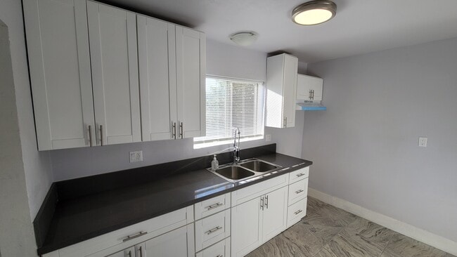 Kitchen - 1701 W 38th Plz