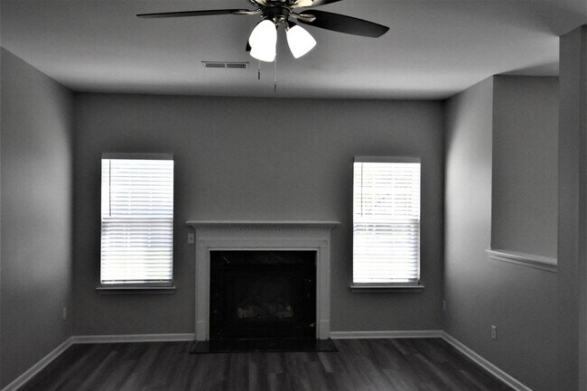 Building Photo - 6271 Glen Way Dr