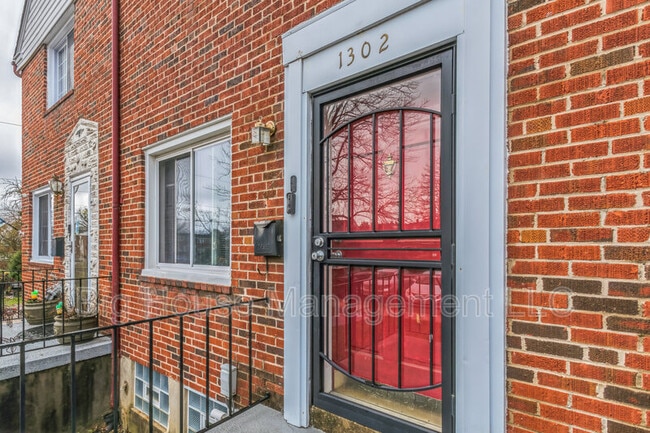 Building Photo - 1302 Hillsway Ct