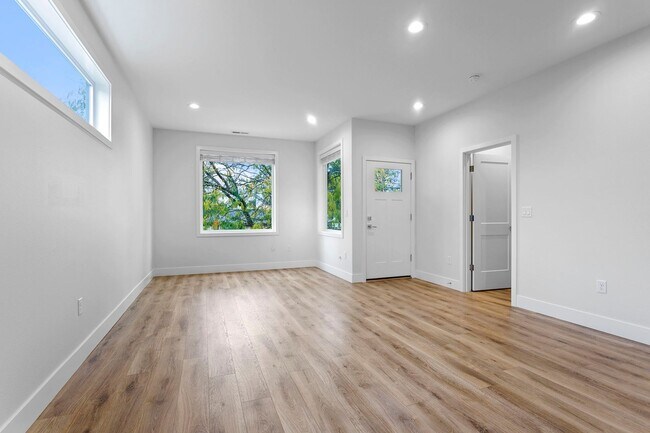Foto del edificio - 4 bed/3.5 Bath Townhouse in Richmond Neighborhood, SE Portland
