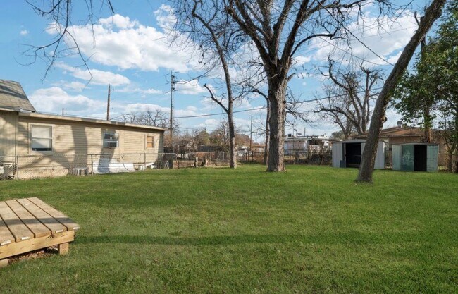 Building Photo - 2042 Hicks Ave