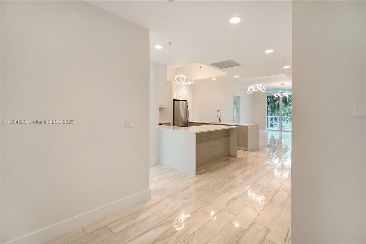 Foto del edificio - 14951 Royal Oaks Ln