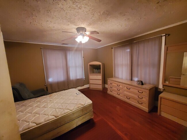 Foto del edificio - 2120 DeLesseps Ave