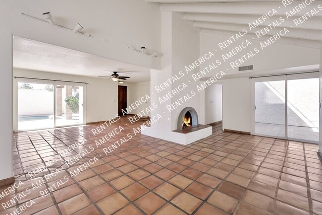 Building Photo - 2076 E Alameda Dr