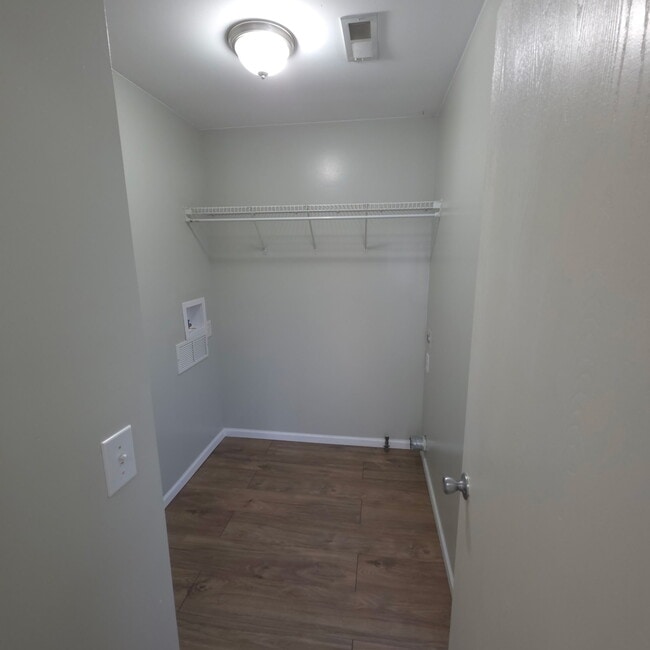 Building Photo - Jannat 6068 George’s