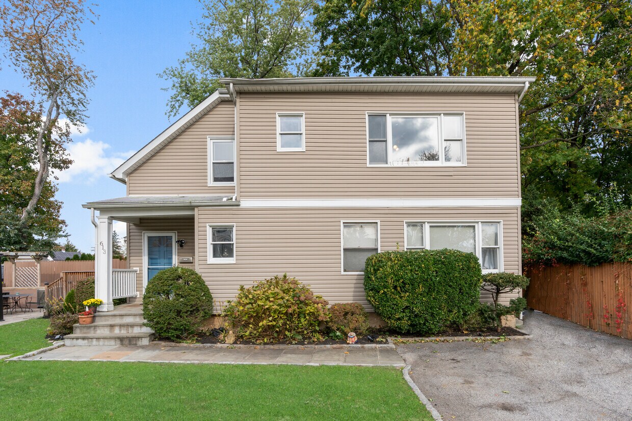 Primary Photo - 613 Meadow St