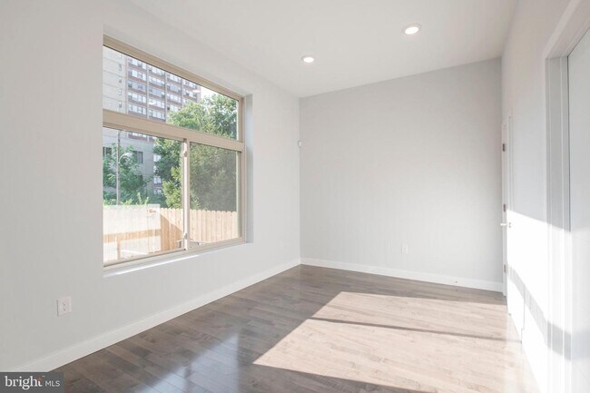 Building Photo - 1255 N 15th St
