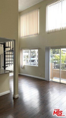 Building Photo - 701 S Kingsley Dr