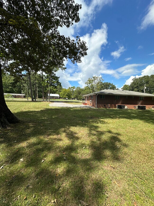 Building Photo - 1512 Happy Valley Rd