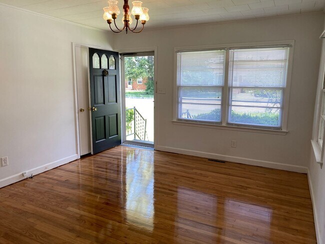 Foto del edificio - 3 Bed 1 Bath House with Spacious Backyard