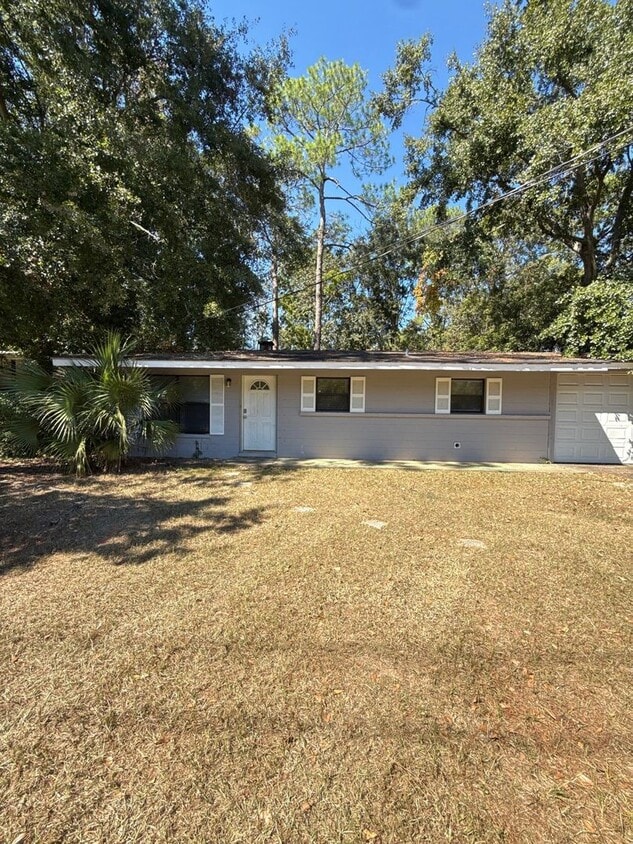 4 bed/ 2.5 bath home, large yard! Availabl... - 4 bed/ 2.5 bath home, Walk to the stadium!...