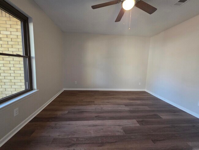 Foto del edificio - 5716 Woodridge Ln