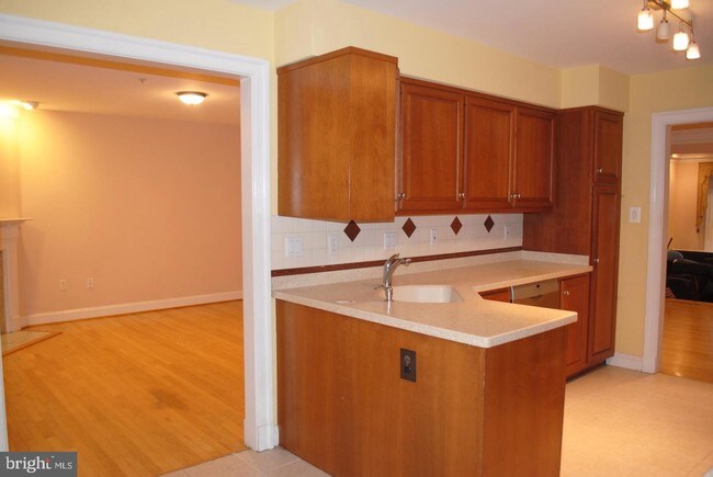 Building Photo - 5906 Maplewood Park Pl