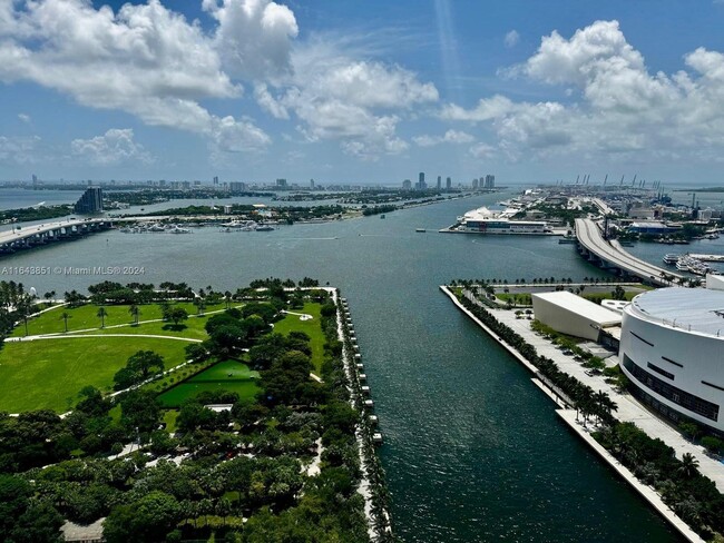 Foto del edificio - 900 Biscayne Blvd