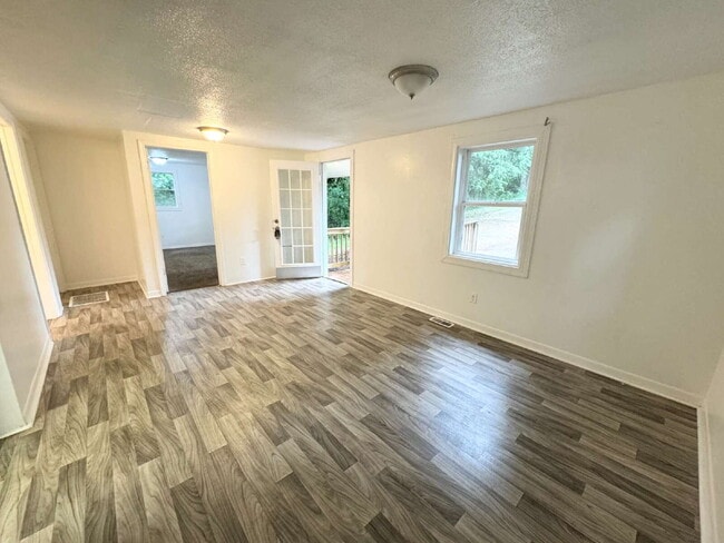 Foto del edificio - Two-Bedroom Rental in North Hall – Updated...