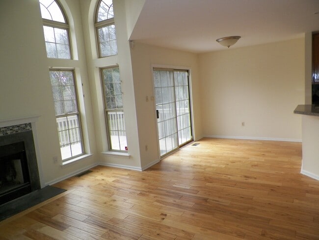 Building Photo - 5077 Rosewood Dr