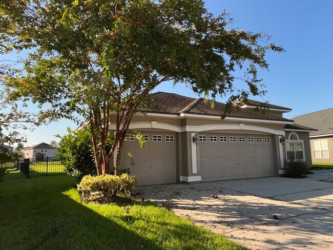 Building Photo - 3 Car Garage! Great Amenities!  Lake View!...
