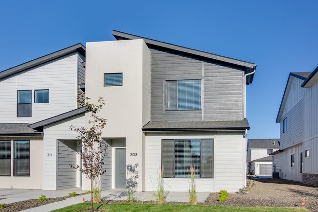 Building Photo - This 3 bedroom, 2.5 bathroom modern townho...